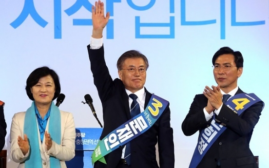 Moon maintains gap but Ahn jumps to second in weekly poll