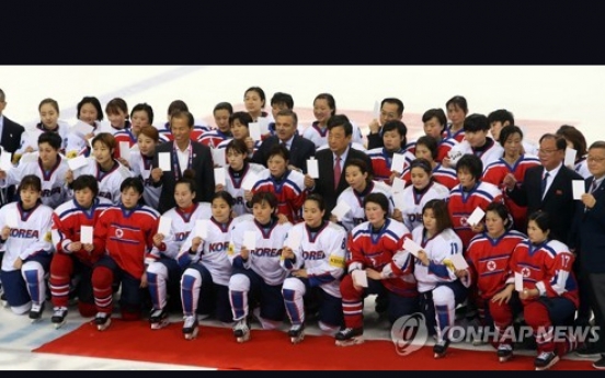 Korean women's hockey players mark UN int'l sport day with gesture of goodwill