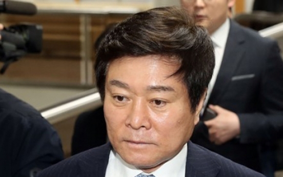 Lotte exec questioned over corruption scandal