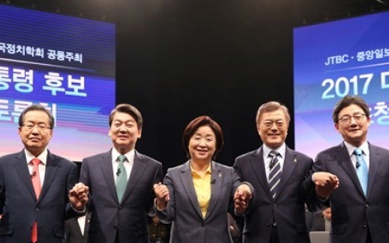 Moon regains clear lead over Ahn in presidential polls