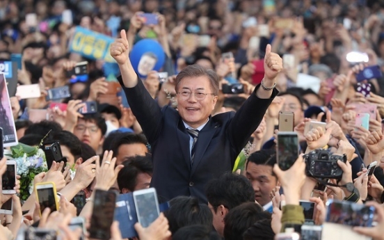 Groups rush to declare support for presidential front-runner Moon