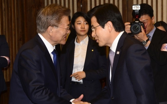 Moon accepts Hwang's resignation