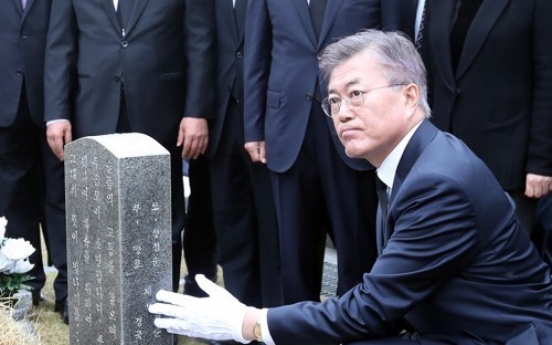 文대통령, 국정 역사교과서 폐기·'님을 위한 행진곡' 제창 지시