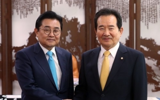 Moon's chief political aide visits parliament to build cooperative ties