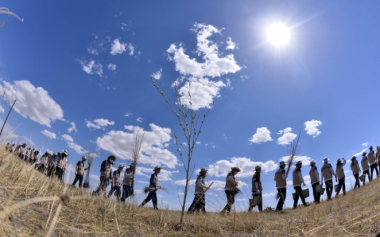 [Photo News] Korean Air officials plant trees to slow down Mongolian desertification