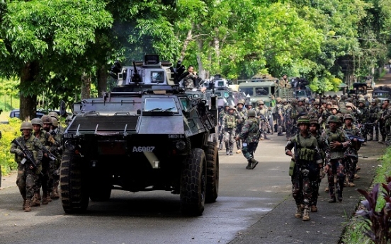 Philippine troops bomb Islamist militants in city