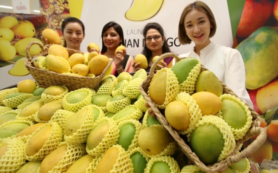 [Photo News] Mangoes from India are sold at E-mart's discount chain stores