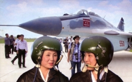北 여성 전투기 조종사 사진 공개