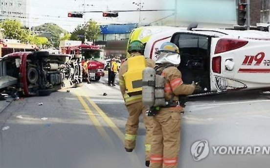 파주서 구급차와 군 트럭 충돌…이송하던 환자 숨져