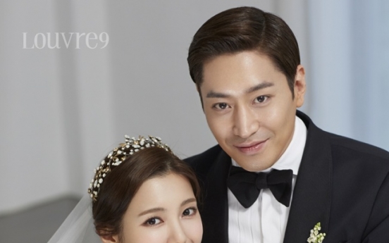 Shinhwa’s Eric ties knot with actress Na Hye-mi