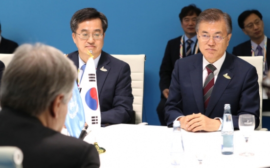 Moon vows to separate humanitarian aid with politics on NK