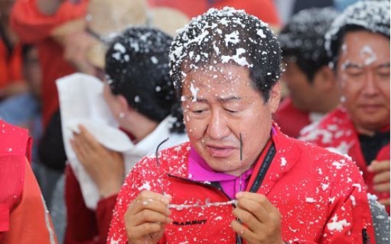 [Photo News] Opposition party chief Hong appears unimpressed with celebration