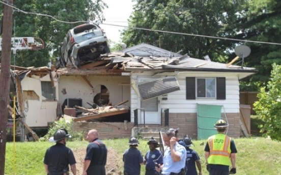 美세인트루이스서 SUV 차량이 집 지붕위로 곤두박질