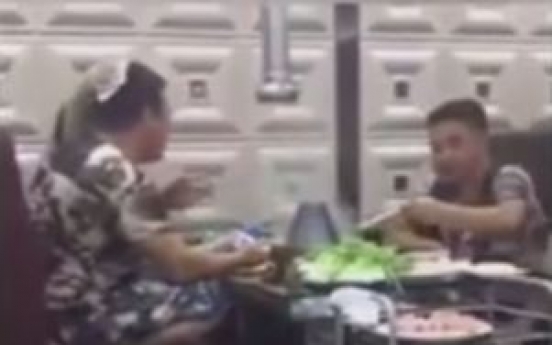 (영상) 침수된 고깃집에서 삼겹살 굽는 손님