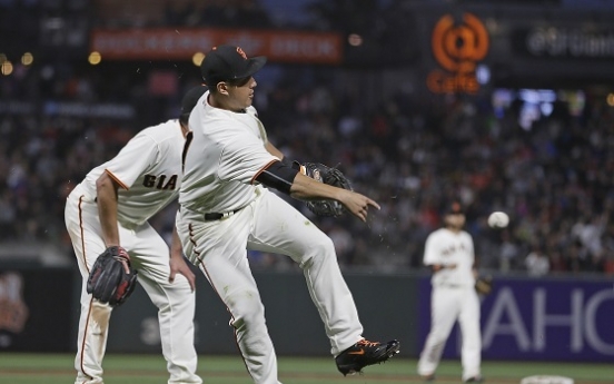 Giants’ Hwang shows off versatility with first start at 1st