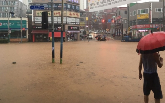 Torrential rain sweeps across Korea, leaving one dead