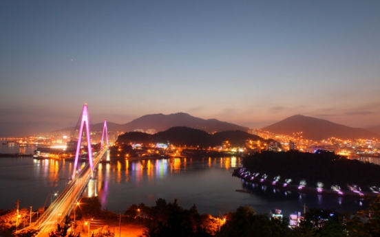 Nighttime stroll across the seashores of Yeosu