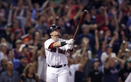 Vazquez‘s walk-off homer ends wild night at Fenway