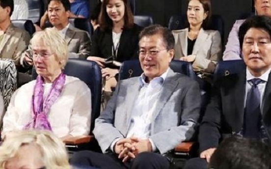 Moon watches movie about Gwangju pro-democracy uprising