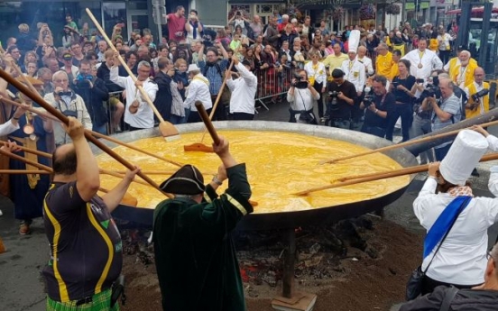 계란 파동인데...계란 1만개 오믈렛 제작