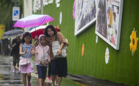 Heavy rain hits Seoul, leads to traffic jams