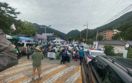 Seongju tense as THAAD equipment on the move