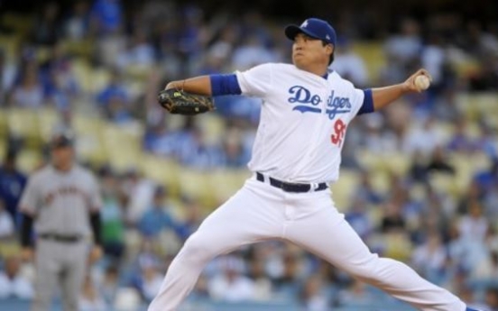 Dodgers' Ryu Hyun-jin lifted early after getting struck by comebacker