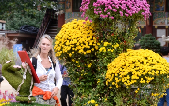 [Photo News] Tourists enjoy chrysanthemums at Jogyesa temple