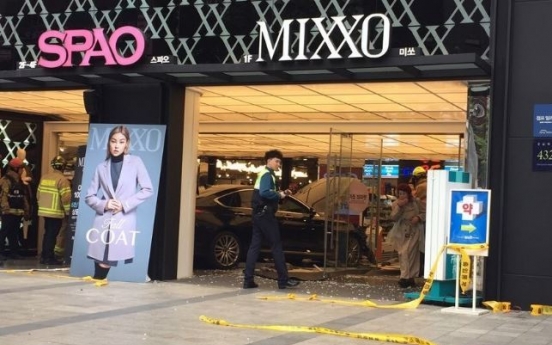 6 injured as car plows into shop in Gangnam