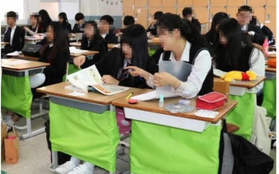 ‘Legs-hiding curtain’ gains popularity among female students