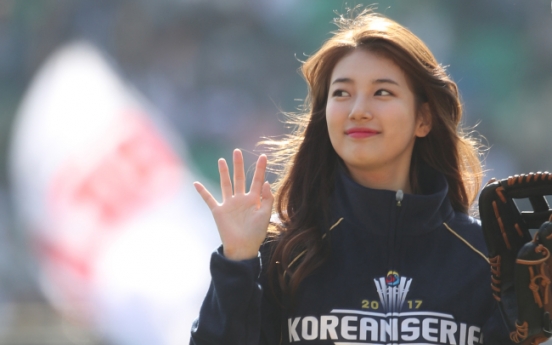 [Photo News] Suzy throws first pitch at Korean Series