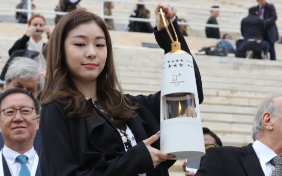 [PyeongChang 2018] Kim Yu-na carries Olympic torch