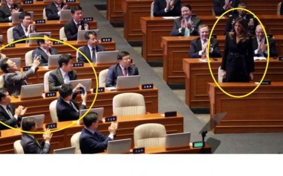 멜라니아 향한 ‘구애의 폰카’...국회 풍경