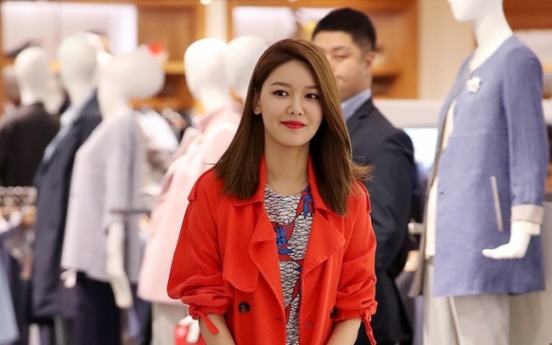 Sooyoung of Girls' Generation signs with Daniel Henney's agency