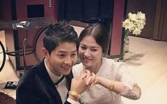 Song couple receives gold bracelets from Wong Kar-wai