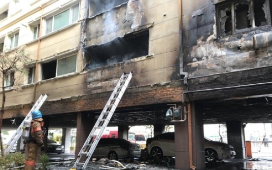 Incheon firefighter catches children from burning building