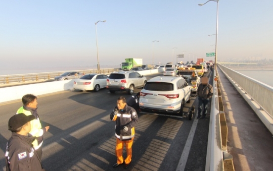 13 injured on Ilsan Bridge black ice