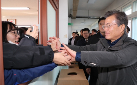 Moon visits students in quake-hit Pohang