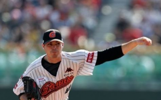 Lotte Giants re-sign US pitcher, infielder