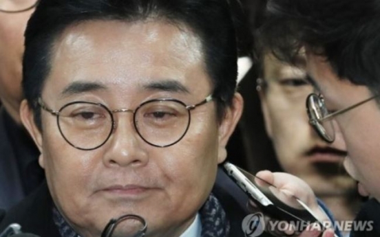 Prosecutors to question ex-senior secretary to Moon over bribery suspicions