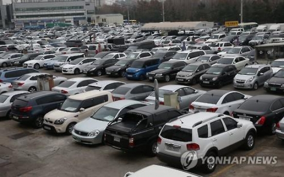 Carmakers' Nov. sales fall 12% on weak overseas demand