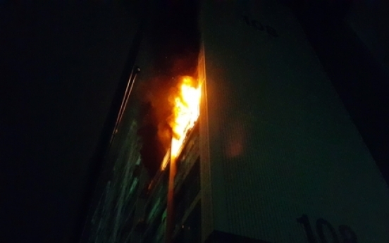 Woman dies in fall while escaping fire in Gimpo