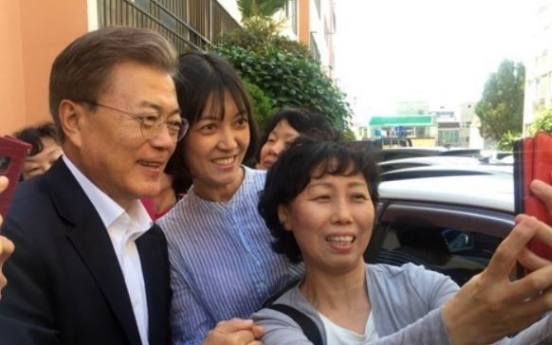 Moon's approval rating drops for second consecutive week