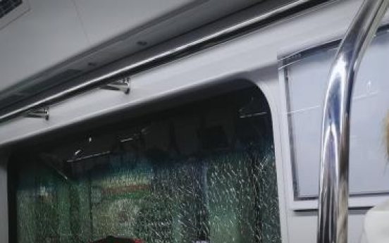 Seoul Metro subway window cracks between stations