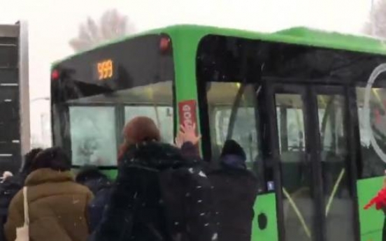 (영상) 눈길에 갇힌 버스, 맨손으로 밀어낸 괴력의 시민