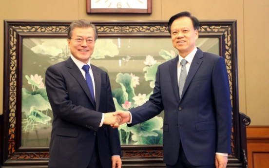 Moon calls for economic cooperation in meeting with China's rising political leader