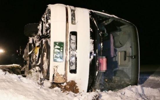 Tour bus carrying Koreans keels in Hokkaido