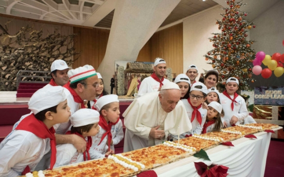 교황도 결국 이태리 입맛?... 생일케이크 대신 피자에 촛불
