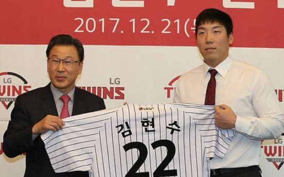 Ex-big leaguer Kim Hyun-soo formally introduced by new Korean club