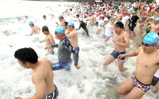 [Photo News] Some 4,500 take a swim in Busan winter sea